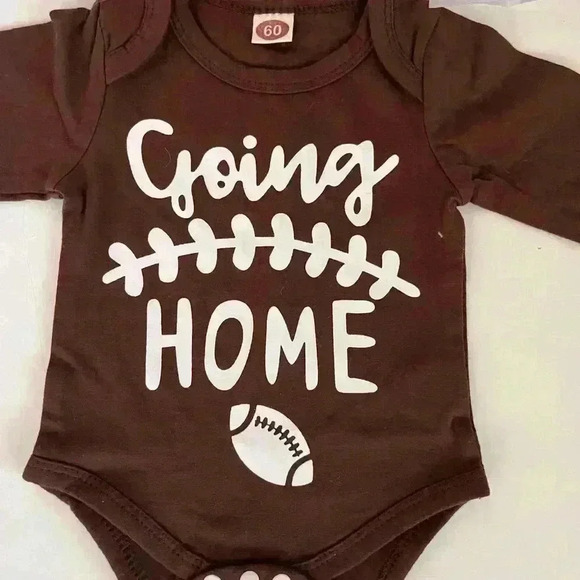 BNWT Newborn  Baby Bundle with Onesie, Bibs and Muslin Wascloths - Picture 4 of 7